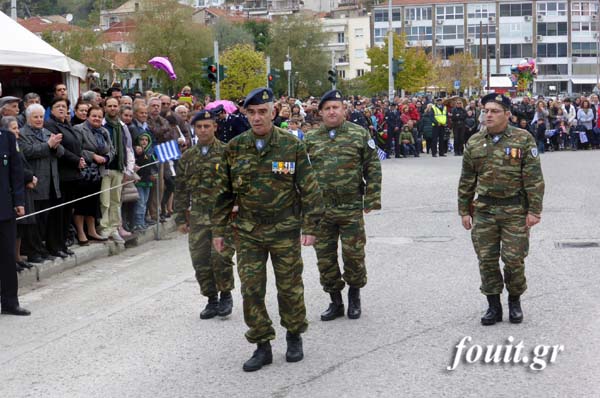 Φωτό και βίντεο από τη στρατιωτική παρέλαση στην Καστοριά - Φωτογραφία 4