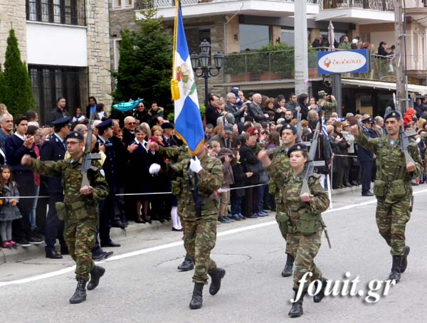 Φωτό και βίντεο από τη στρατιωτική παρέλαση στην Καστοριά - Φωτογραφία 5