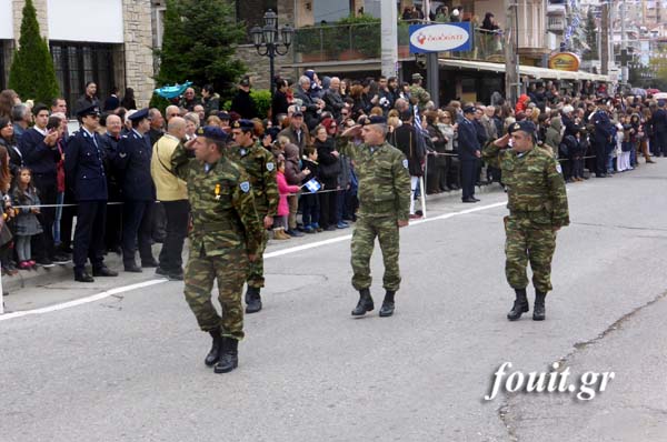 Φωτό και βίντεο από τη στρατιωτική παρέλαση στην Καστοριά - Φωτογραφία 7