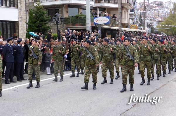Φωτό και βίντεο από τη στρατιωτική παρέλαση στην Καστοριά - Φωτογραφία 8
