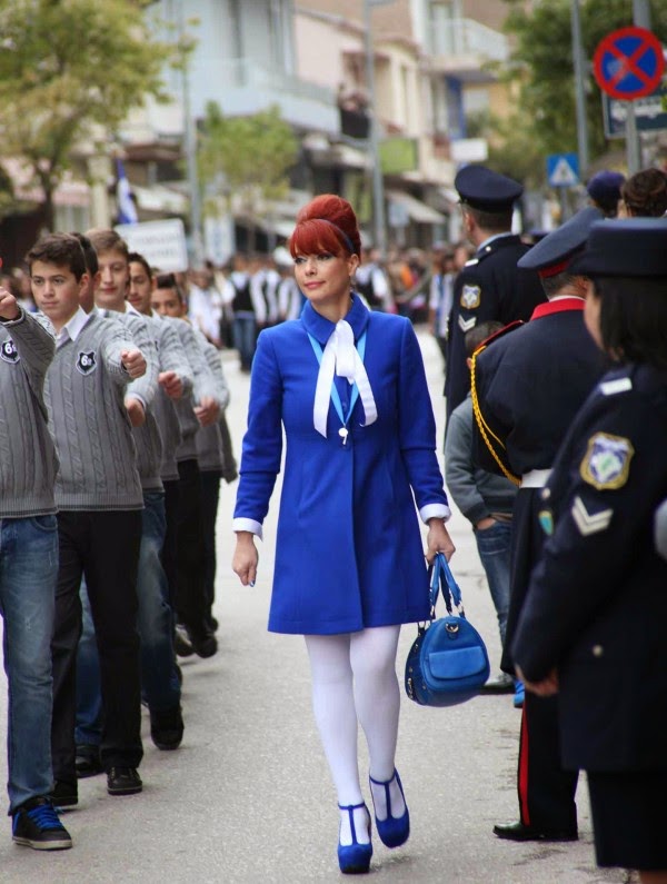 Η πανέμορφη κοκκινομάλλα καθηγήτρια γυμναστικής που ντύθηκε... ελληνική σημαία στη παρέλαση [photos] - Φωτογραφία 2