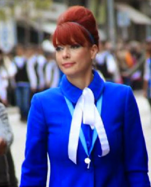 Η πανέμορφη κοκκινομάλλα καθηγήτρια γυμναστικής που ντύθηκε... ελληνική σημαία στη παρέλαση [photos] - Φωτογραφία 3