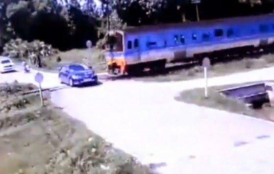 ΣΟΚΑΡΙΣΤΙΚΟ βίντεο που θα σας κόψει την ανάσα: Σύγκρουση αυτοκινήτου με τρένο [ΠΡΟΣΟΧΗ ΣΚΛΗΡΕΣ ΕΙΚΟΝΕΣ] - Φωτογραφία 1