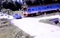 ΣΟΚΑΡΙΣΤΙΚΟ βίντεο που θα σας κόψει την ανάσα: Σύγκρουση αυτοκινήτου με τρένο [ΠΡΟΣΟΧΗ ΣΚΛΗΡΕΣ ΕΙΚΟΝΕΣ]