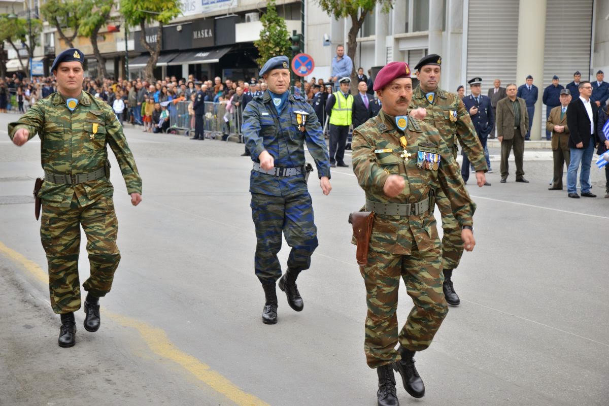 Φωτό από τη στρατιωτική παρέλαση στη Λάρισα - Φωτογραφία 1