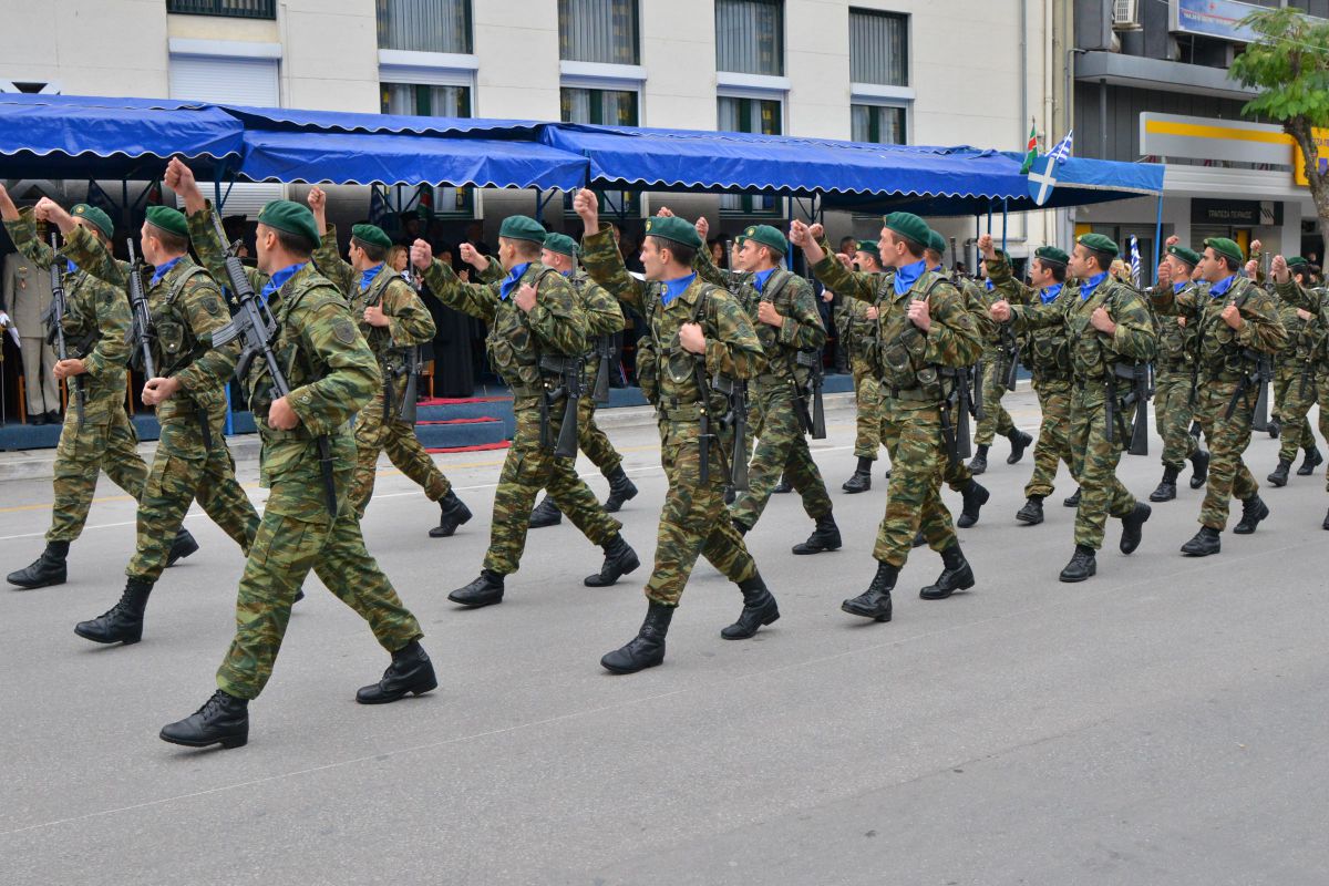 Φωτό από τη στρατιωτική παρέλαση στη Λάρισα - Φωτογραφία 10