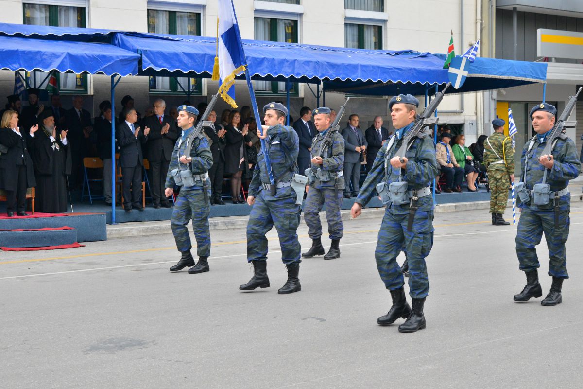 Φωτό από τη στρατιωτική παρέλαση στη Λάρισα - Φωτογραφία 12