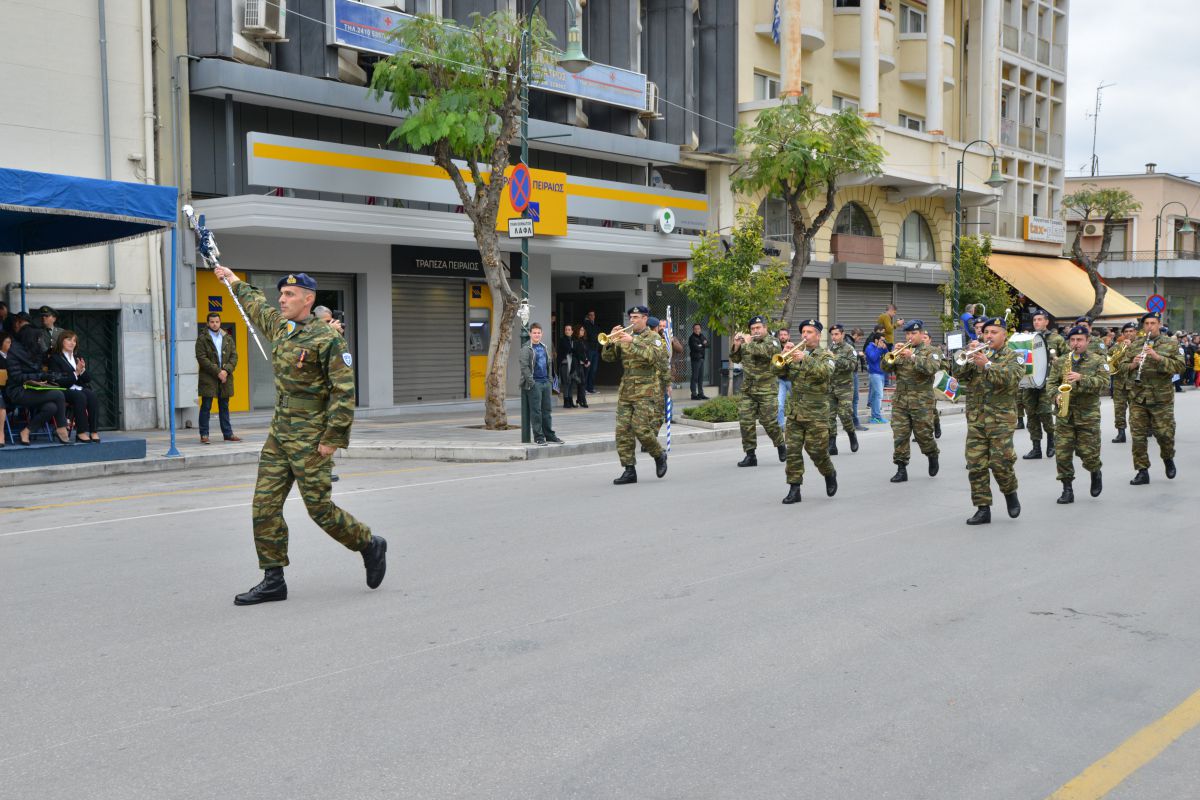 Φωτό από τη στρατιωτική παρέλαση στη Λάρισα - Φωτογραφία 2
