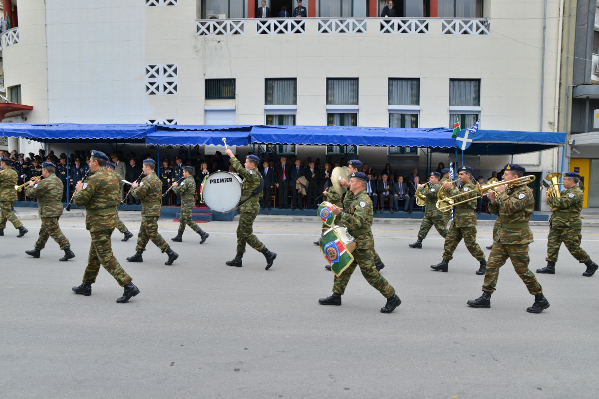 Φωτό από τη στρατιωτική παρέλαση στη Λάρισα - Φωτογραφία 4