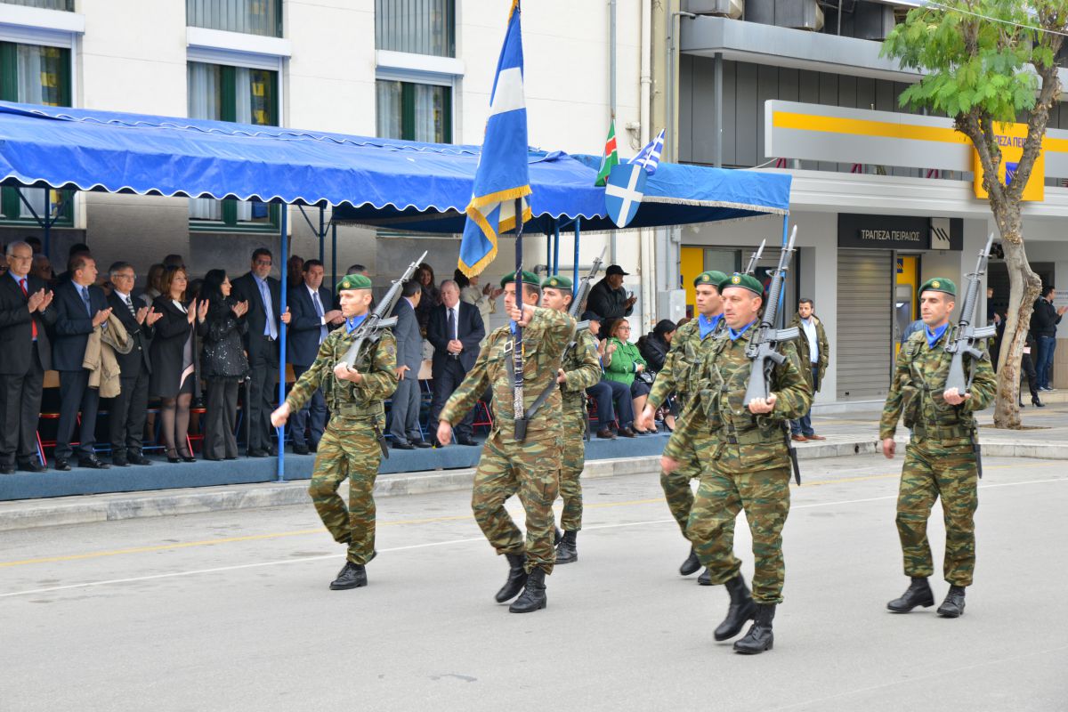 Φωτό από τη στρατιωτική παρέλαση στη Λάρισα - Φωτογραφία 6