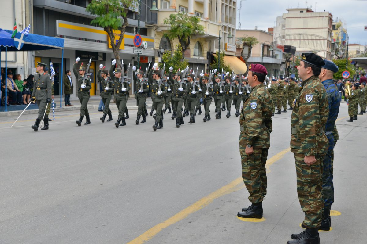 Φωτό από τη στρατιωτική παρέλαση στη Λάρισα - Φωτογραφία 8
