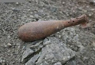 Πάτρα: Βρήκε στο χωράφι του ξεχασμένο βλήμα του Β΄Παγκοσμίου Πολέμου ανήμερα της 28ης Οκτωβρίου - Φωτογραφία 1