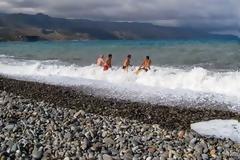 Την έσωσαν από τα μανιασμένα κύματα σε παραλία των Χανίων [photos]