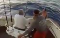 Βασιλική ζαργάνα πήδηξε σε σκάφος και ο ψαράς πήδηξε στη θάλασσα για να σωθεί...[video]