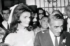 Ο Ωνάσης έβαλε τους παπαράτσι να φωτογραφίσουν γυμνή την Τζάκι στον Σκορπιό - Πώς την ταπείνωνε συνεχώς