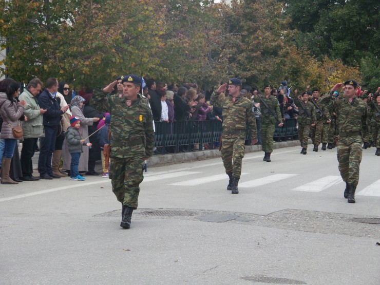 Βίντεο - Φωτό από τη στρατιωτική παρέλαση στην Κομοτηνή - Φωτογραφία 9
