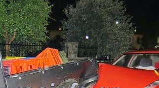 Ι.Χ. αυτοκίνητο έπεσε πάνω σε σταθμευμένα οχήματα! [photos] - Φωτογραφία 1