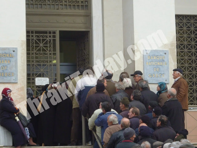 Καυγάδες, ένταση και αναμονή έξω από τις τράπεζες για τον ΕΝΦΙΑ...[photos] - Φωτογραφία 3