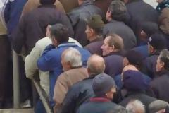 Καυγάδες, ένταση και αναμονή έξω από τις τράπεζες για τον ΕΝΦΙΑ...[photos]