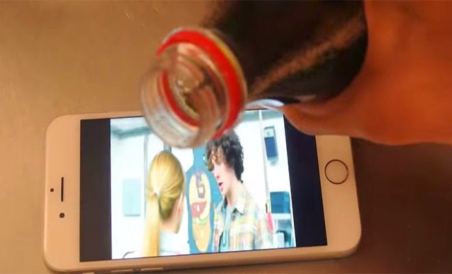 ΑΠΙΣΤΕΥΤΟ: Δείτε τι γίνεται αν ρίξετε αναψυκτικό σε ένα iPhone 6! [video] - Φωτογραφία 1