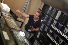 Αθάνατος Έλληνας: Άνοιξε wine bar στο Αεροδρόμιο της Αθήνας και το ονόμασε...[photos]