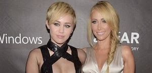 Δείτε την γυναικάρα που έχει για μαμά η Miley Cyrus - Η τύπισσα είναι... κόλαση [photos] - Φωτογραφία 2