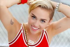 Δείτε την γυναικάρα που έχει για μαμά η Miley Cyrus - Η τύπισσα είναι... κόλαση [photos]