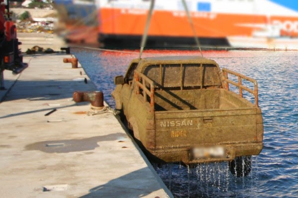 Ανασύρθηκαν κλεμμένα αυτοκίνητα από την θάλασσα στο καταυλισμό των τσιγγάνων στη Ρόδο [photos] - Φωτογραφία 1