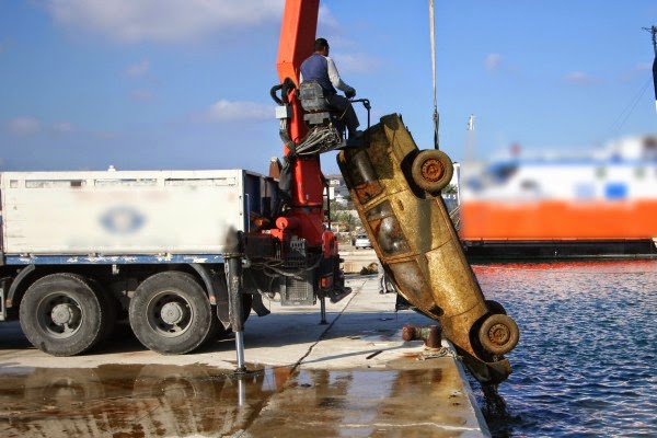 Ανασύρθηκαν κλεμμένα αυτοκίνητα από την θάλασσα στο καταυλισμό των τσιγγάνων στη Ρόδο [photos] - Φωτογραφία 4