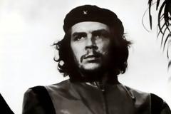 Νέες κρυμμένες φωτογραφίες του νεκρού Τσε ανακαλύφθηκαν μέσα σε κουτί με πούρα [photos]