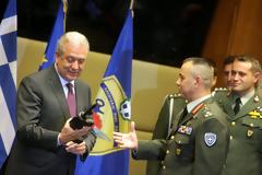 ΤΑ ΟΠΛΑ ΠΟΥ ΧΑΡΙΣΑΝ ΣΤΟΝ ΑΒΡΑΜΟΠΟΥΛΟ ΟΙ ΣΤΡΑΤΗΓΟΙ