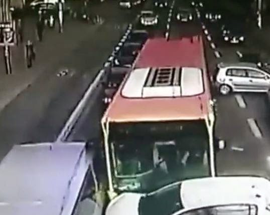Βίντεο που κόβει την ανάσα: Λεωφορείο παρέσυρε 9 αυτοκίνητα, όταν ο οδηγός του έχασε τις αισθήσεις του - Φωτογραφία 1