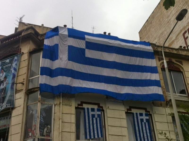 Ποιος και γιατί κρέμασε αυτήν την τεράστια σημαία στο κέντρο της Θεσσαλονίκης; [photos] - Φωτογραφία 1