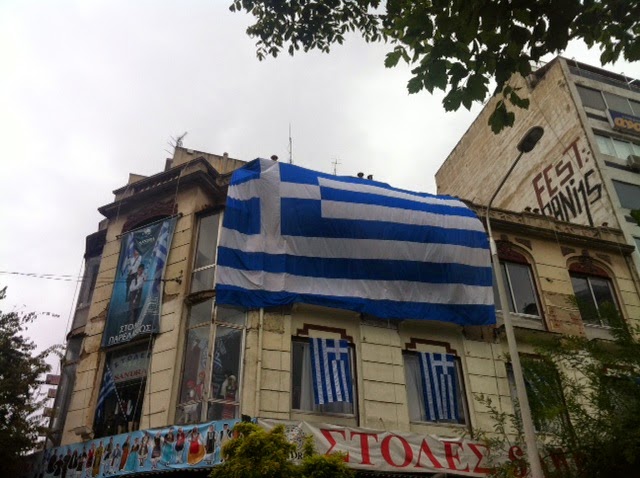 Ποιος και γιατί κρέμασε αυτήν την τεράστια σημαία στο κέντρο της Θεσσαλονίκης; [photos] - Φωτογραφία 2