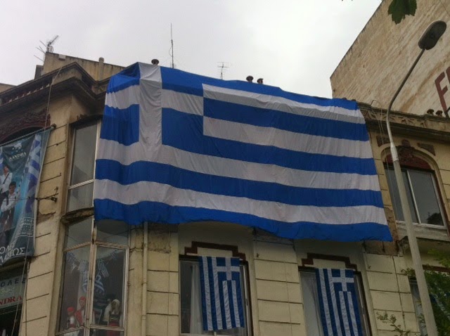 Ποιος και γιατί κρέμασε αυτήν την τεράστια σημαία στο κέντρο της Θεσσαλονίκης; [photos] - Φωτογραφία 3