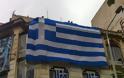 Ποιος και γιατί κρέμασε αυτήν την τεράστια σημαία στο κέντρο της Θεσσαλονίκης; [photos]