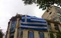 Ποιος και γιατί κρέμασε αυτήν την τεράστια σημαία στο κέντρο της Θεσσαλονίκης; [photos] - Φωτογραφία 2