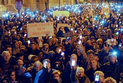 Ουγγαρία: Αποσύρεται το σχέδιο φορολόγησης του διαδικτύου - Φωτογραφία 1