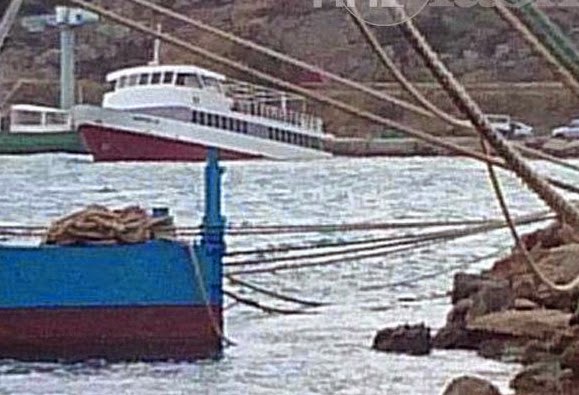 Βυθίζεται επιβατηγό σκάφος στο λιμάνι της Κισάμου - Φωτογραφία 1