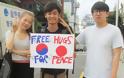 Αυτός είναι ο Κινέζος που ταξιδεύει και αγκαλιάζει ξένους  για την ειρήνη! - Φωτογραφία 2