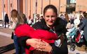 Μανούλες θηλάζουν δημόσια τα παιδιά τους στο Μέγαρο Μουσικής Θεσσαλονίκης [video + photos] - Φωτογραφία 6