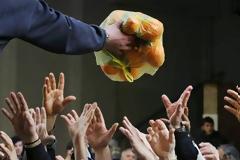 Όχι μόνο ζουν  σε τρώγλη, κάτω από το όριο της φτώχειας  αλλά τους ζητούν και πληρώνουν... ΕΝΦΙΑ! [Video]