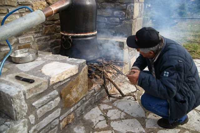 Παράδοση στα χωριά τη Θεσπρωτίας η παραγωγή σπιτικού τσίπουρου... - Φωτογραφία 2