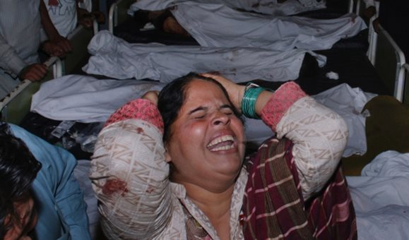 Δεκάδες νεκροί από βομβιστική επίθεση στο Πακιστάν... - Φωτογραφία 1