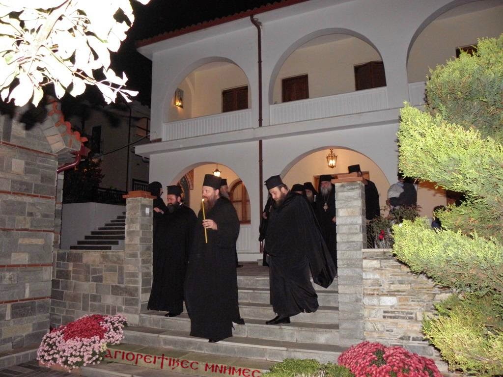 5519 - Με Αγιορειτική παρουσία τελείται τώρα η αγρυπνία για τον Άγιο Γεώργιο Καρσλίδη (φωτογραφίες) - Φωτογραφία 2