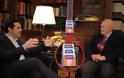 Σάλος με τα δελτία του Τζόκερ, στο γραφείο του Κάρολου Παπούλια: Η φωτογραφία που κάνει τον γύρο του διαδικτύου...[photo] - Φωτογραφία 2