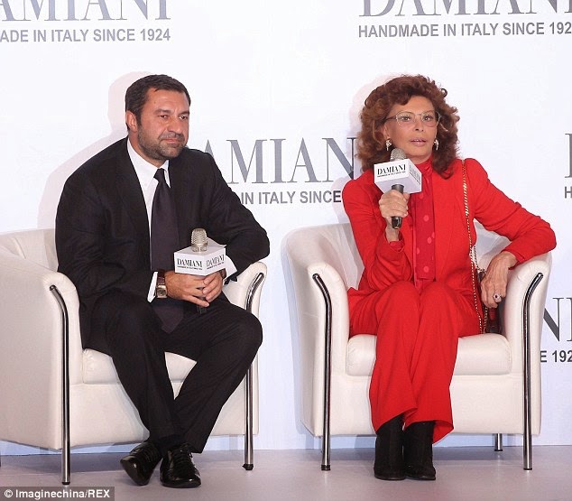 Παραμένει ΓΥΝΑΙΚΑΡΑ η Sophia Loren - Δείτε την ντυμένη στα κόκκινα [photos] - Φωτογραφία 2