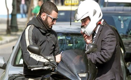 Ποιος Υπουργός έσκασε μύτη με μοτοσυκλέτα στο Μέγαρο Μαξίμου [photos] - Φωτογραφία 1