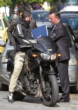 Ποιος Υπουργός έσκασε μύτη με μοτοσυκλέτα στο Μέγαρο Μαξίμου [photos] - Φωτογραφία 3