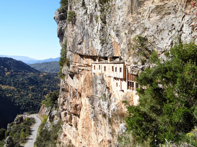 Στο λαξευμένο σε ένα βράχο στα Τζουμέρκα μοναστήρι της Παναγίας Κηπίνας [photos] - Φωτογραφία 11